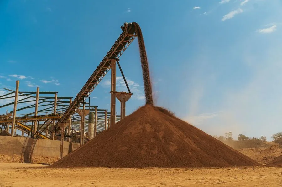 Esteira industrial despejando fertilizante na mineração da Gefoscal em Arraias-TO